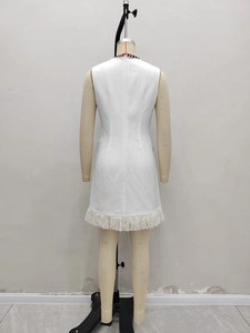 Robe moulante blanche sans manches élégante avec ourlet à franges et fermeture invisible