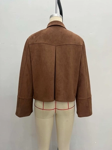 Kort bruin jasje van suède-look voor dames met een omgekeerde plooi op de rug