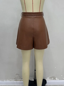 Short taille haute en similicuir marron caramel à la mode avec ceinture et coupe trapèze