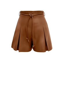 Détail du short en similicuir caramel avec ceinture à nouer et ourlet plissé élégant