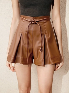Short chic en simili cuir marron à taille haute avec ceinture et détails plissés