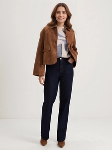 Bruine suède damesjas in korte stijl gecombineerd met blauwe jeans voor een herfstlook