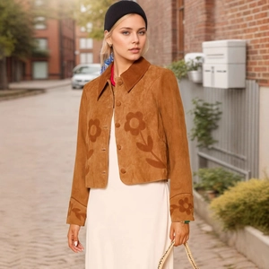 Detail der Vintage Wildlederjacke in Camel mit dunklen Blumenstickereien und Reverskragen
