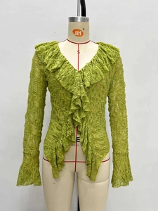 Camicia verde erba a maniche lunghe con scollo a V, volant eleganti e trama increspata