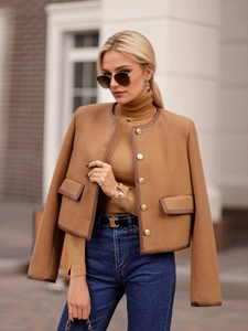 Elegante Giacca Corta da Donna Stile Chanel Girocollo Bottoni in Metallo Oro Bordo a Contrasto Marrone Cammello Cappotto Autunnale