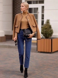 Giacca in tweed color cammello con bottoni dorati e jeans a vita alta da donna