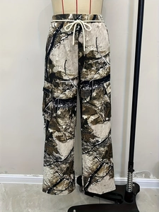 Pantaloni cargo mimetici da donna con elastico in vita e coulisse e ampie tasche