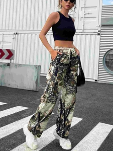 Dettaglio dei pantaloni cargo da donna con motivo mimetico realistico di alberi e boschi