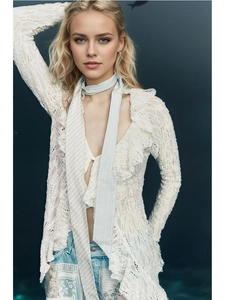 Cardigan in pizzo con scollo a V, volant e maniche lunghe con pantaloncini di jeans stampati