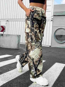 Dettaglio dei pantaloni cargo mimetici con tasche laterali a patta e coulisse in vita