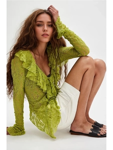 Camicia in pizzo verde erba con scollo a V, maniche lunghe e dettagli romantici a balze