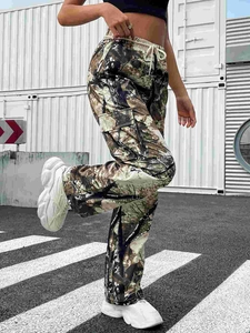 Dettaglio dei pantaloni cargo mimetici con tasche laterali e coulisse elastica