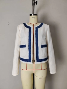 Klassische weiße Tweedjacke mit dunkelblauem Besatz und elegantem Rundhalsausschnitt