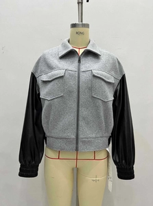 Giacca corta da donna con busto in tweed grigio e maniche in finta pelle nera a contrasto
