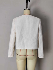 Elegante weiße Tweed-Kurzjacke für Damen mit minimalistischer kragenloser Rückansicht