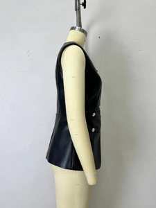 Détail du gilet en cuir PU noir avec boutons dorés latéraux sur un mannequin