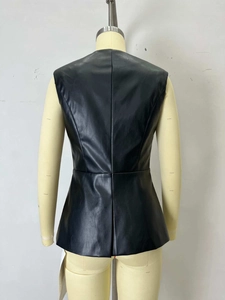 Vue arrière du gilet sans manches en similicuir noir avec taille cintrée et couture dos