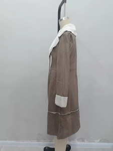 Détails du manteau d'hiver marron avec col et poignets en polaire blanche