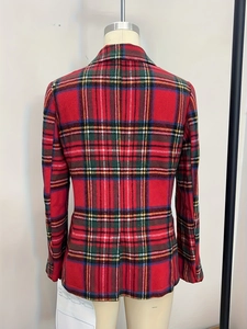 Détail du dos du blazer à carreaux rouges montrant le motif tartan et le tissu épais