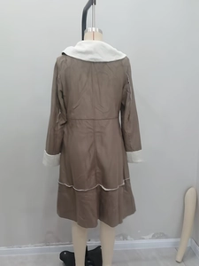Manteau d'hiver mi-long marron avec détails blancs et un ourlet plissé élégant