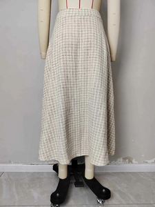 Detailopname van A-lijn tweedrok met hoge taille en elegant zwart-wit geruit patroon