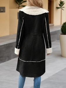 Manteau long en daim noir pour femme avec bordures en polaire blanche et doublure