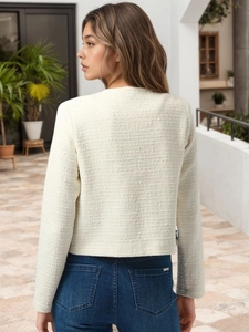 Rückansicht der eleganten weißen Tweed-Kurzjacke mit Fransen und Rundhalsausschnitt