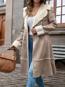 Détail du manteau en daim beige avec doublure en laine blanche et grand col revers