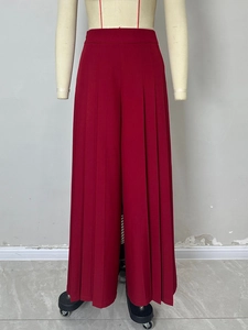 Pantalon large plissé rouge foncé à taille haute avec un design fluide et amincissant chic