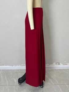 Vue détaillée de l'élégante jupe taille haute rouge vin avec plis latéraux design