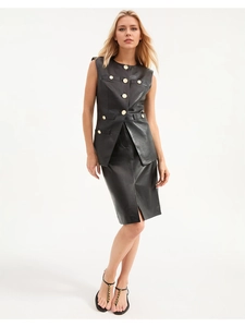 Ensemble gilet en similicuir noir et jupe crayon avec boutons dorés et fente frontale