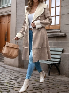 Manteau d'hiver chic en daim camel avec col en peau de mouton sur rue européenne