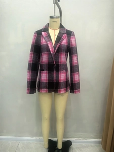 Détail d'un blazer à carreaux rose et noir avec revers classiques et tissu d'automne épais