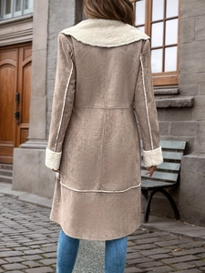 Vue arrière d'un long manteau en daim camel avec doublure en peau de mouton