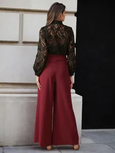Ensemble haut élégant en dentelle noire et pantalon bordeaux à taille haute et jambe large