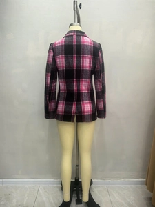 Vue détaillée du dos d'un blazer à carreaux rose et noir avec fente centrale élégante