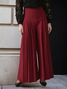 Pantalon femme taille haute rouge vin à jambes larges avec un design plissé élégant