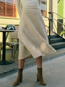 Elegante beige tweed A-lijn midi-rok met parelknopen en een hoge tailleband