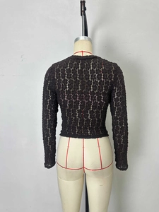 Haut ajusté noir à manches longues en dentelle avec design en maille ajourée et col rond