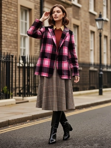 Vue de rue d'un blazer à carreaux rouges et d'une jupe marron avec des bottes de style Londres