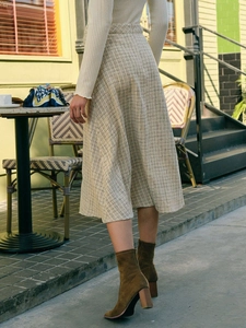 Elegante beige tweed A-lijn midi-rok met hoge taille voor dames in een café-omgeving