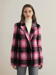 Détail d'un blazer à carreaux rose et noir pour femme avec revers à cran et poche