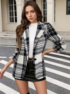 Blazer à carreaux noir et blanc pour femme avec haut en maille blanche et jupe en cuir