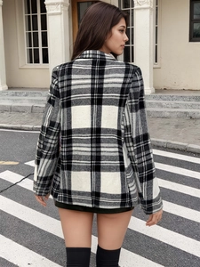 Photo de rue d'un blazer classique en tweed à carreaux noir et blanc avec coupe urbaine