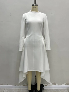 Elegante abito bianco a maniche lunghe con orlo asimmetrico e lupetto su manichino