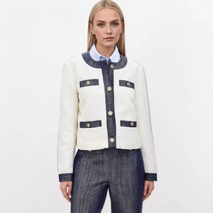 Dettaglio elegante giacca in tweed con bordi in denim blu navy e bottoni dorati di lusso