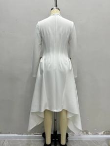 Elegante abito bianco a maniche lunghe con collo alto e orlo asimmetrico irregolare