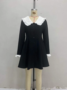 Robe trapèze noire vintage française avec col Claudine blanc à volants et boutons