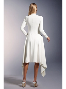 Elegante abito bianco a maniche lunghe asimmetrico con collo alto e orlo svasato vista posteriore