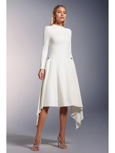 Abito bianco elegante a maniche lunghe con collo alto e orlo asimmetrico da donna